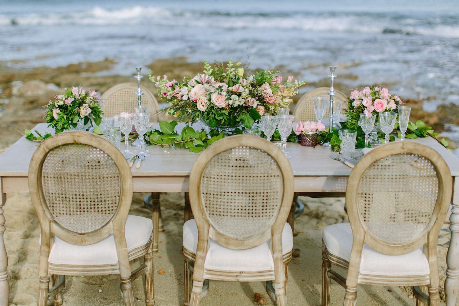 centros de mesa de flores para una decoración de lujo sobre una mesa de boda en la playa de Can Picafort Mallorca
