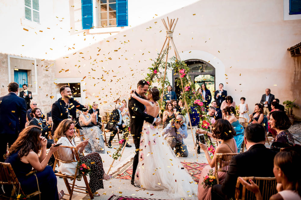 ceremonia de boda bajo un tipi decorativo en un patio mallorquín en la finca de biniorella Andratx