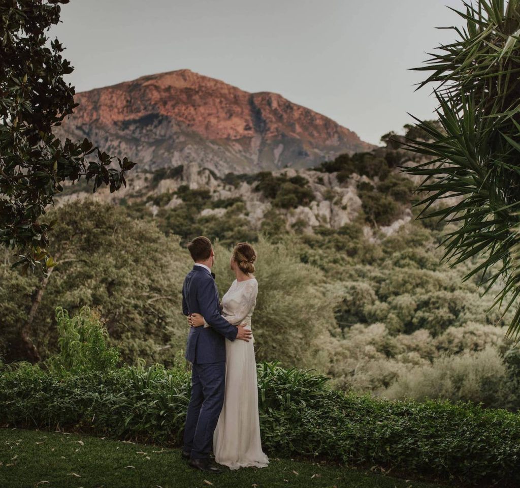 ceremonia simbólica de una boda con vistas a las montañas en un viñedo de Mallorca