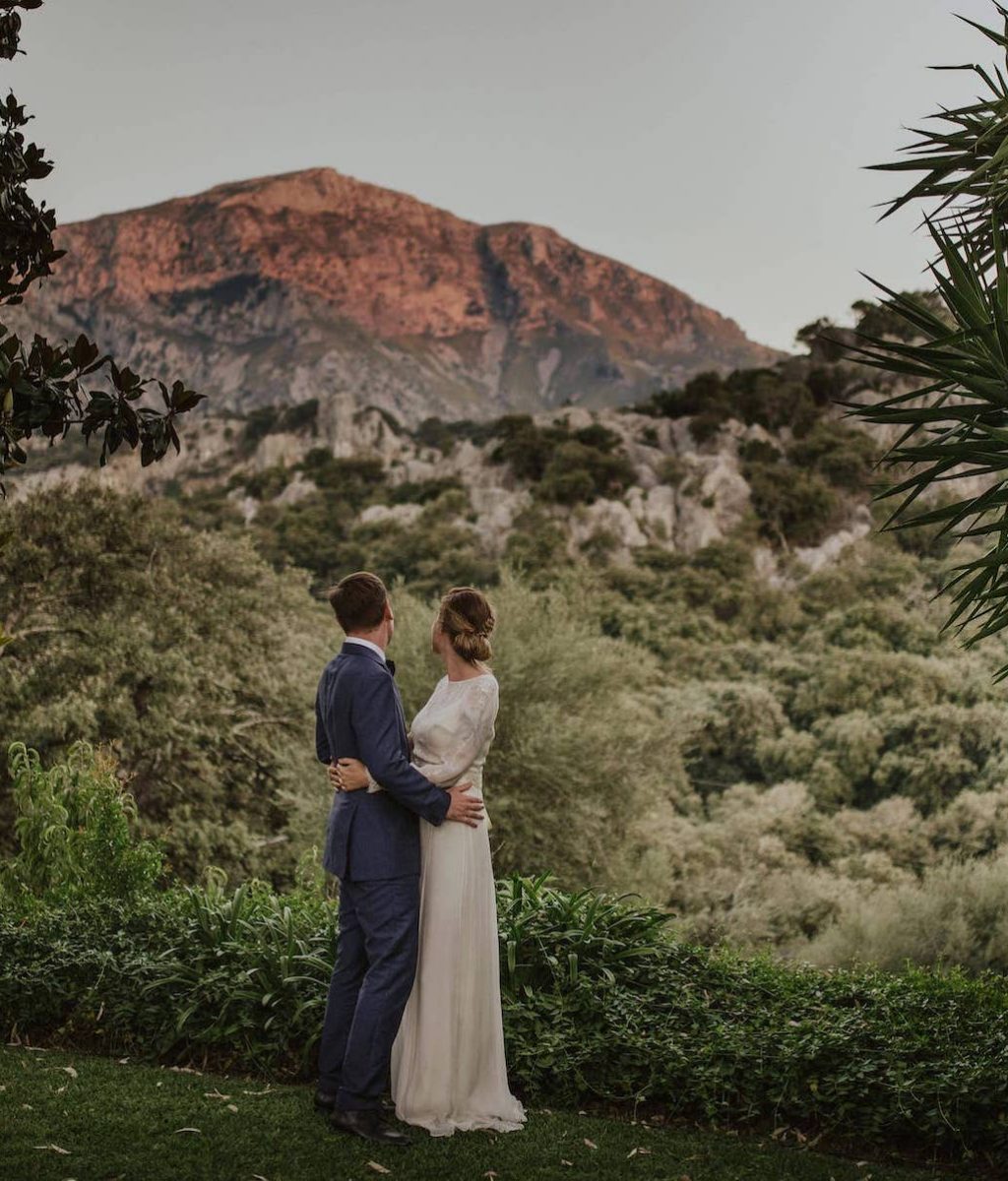 ceremonia simbólica de una boda con vistas a las montañas en un viñedo de Mallorca