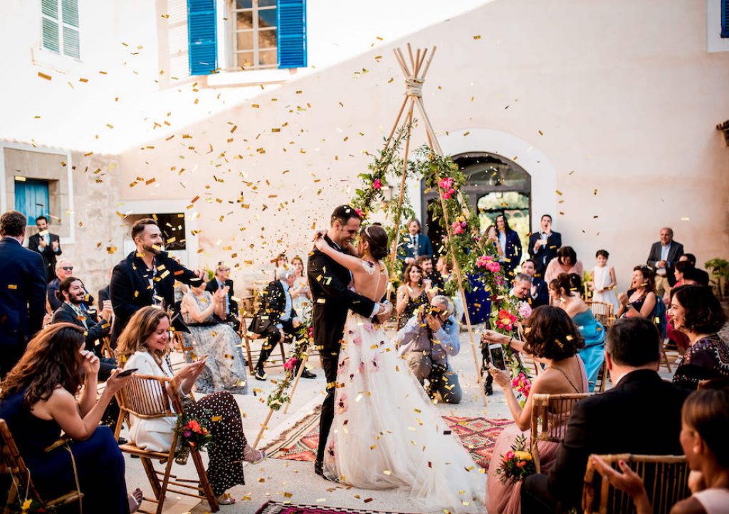 ceremonia de boda bajo un tipi decorativo en un patio mallorquín en la finca de biniorella Andratx