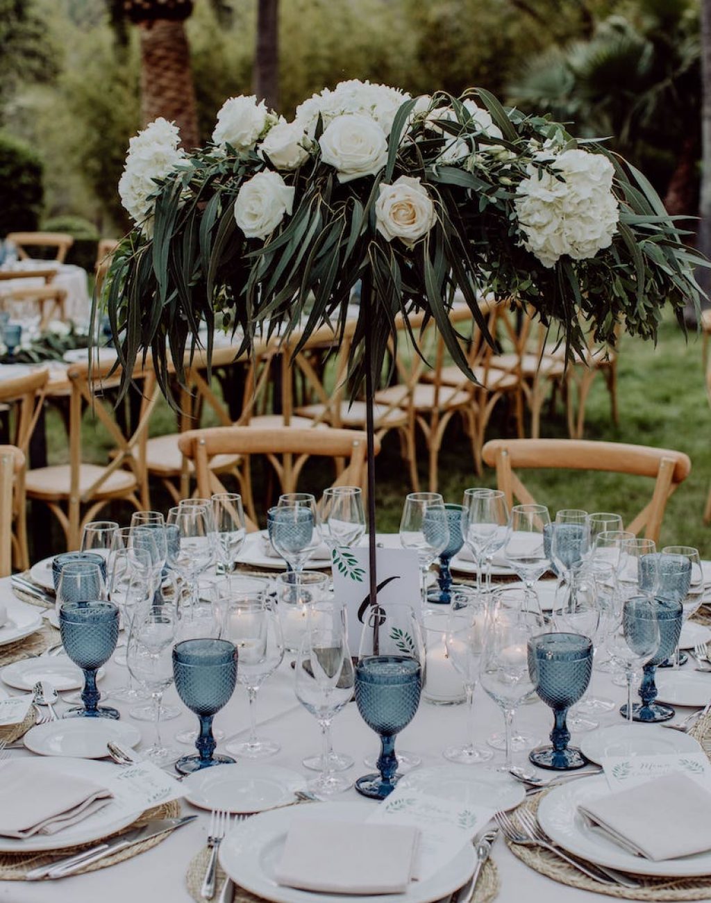 decoración de mesa con flores, vajilla, mesas de madera para boda y evento en Mallorca
