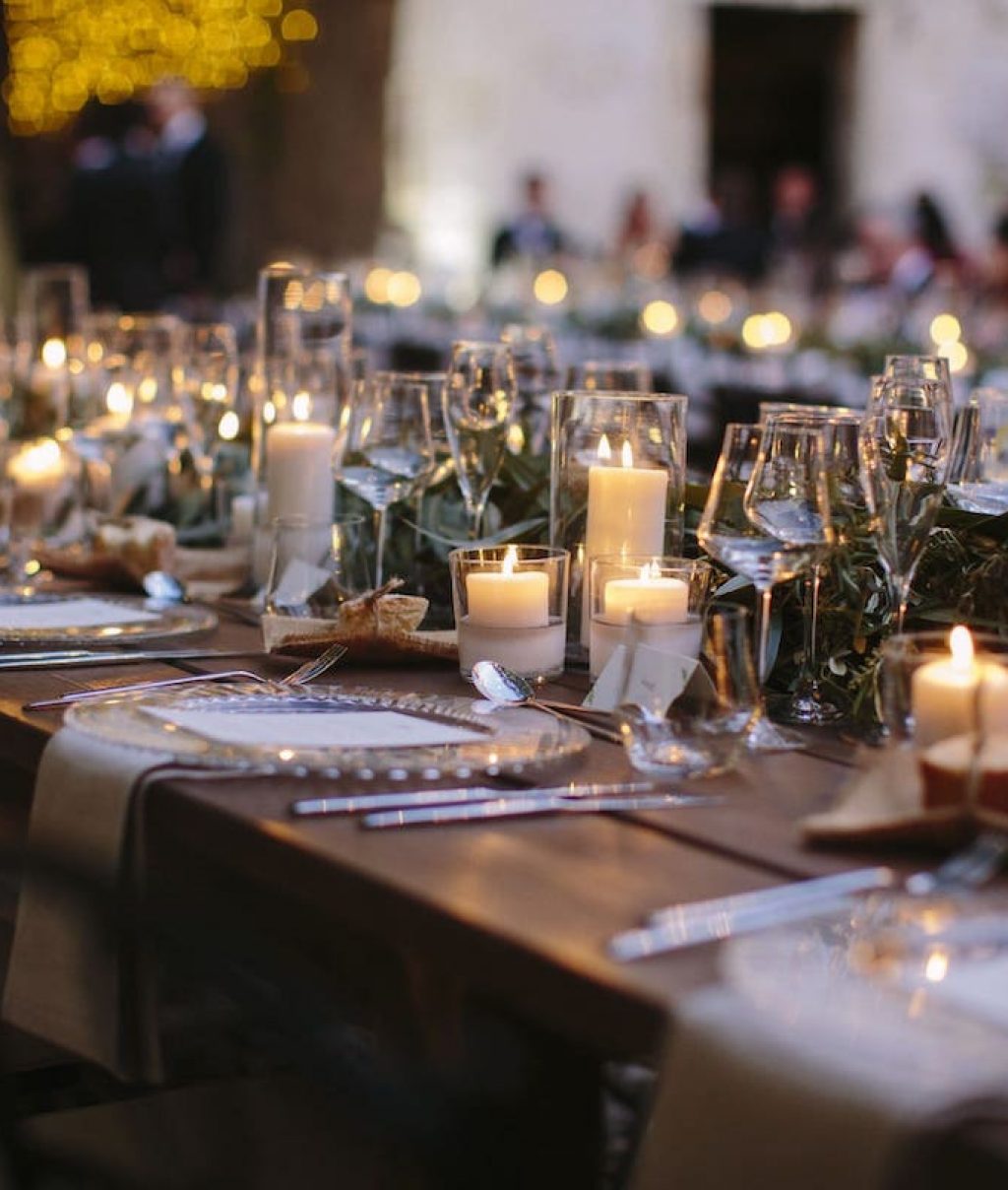 decoración para mesas de boda con flores y velas en Mallorca