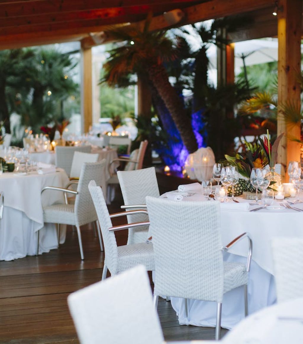 montaje de mesa de boda en un beach club en la playa de bahía de alcudia mallorca