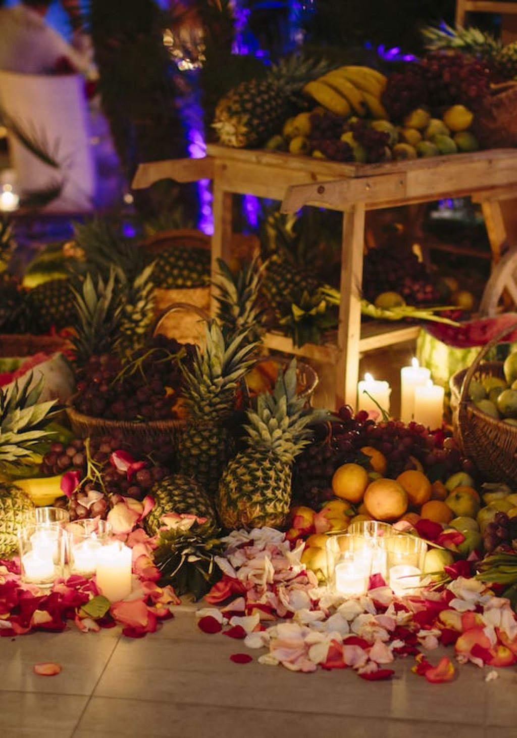 decoración exótica y tropical para boda en un beach club de la bahía de alcudia mallorca